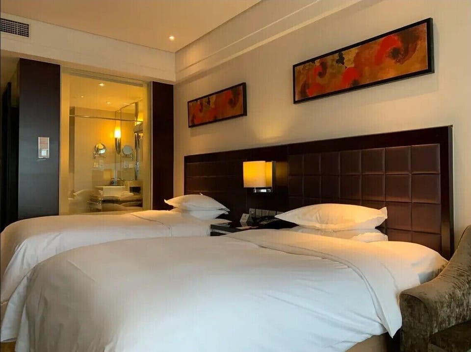Premium bedding, down comforters, minibar, in-room safe