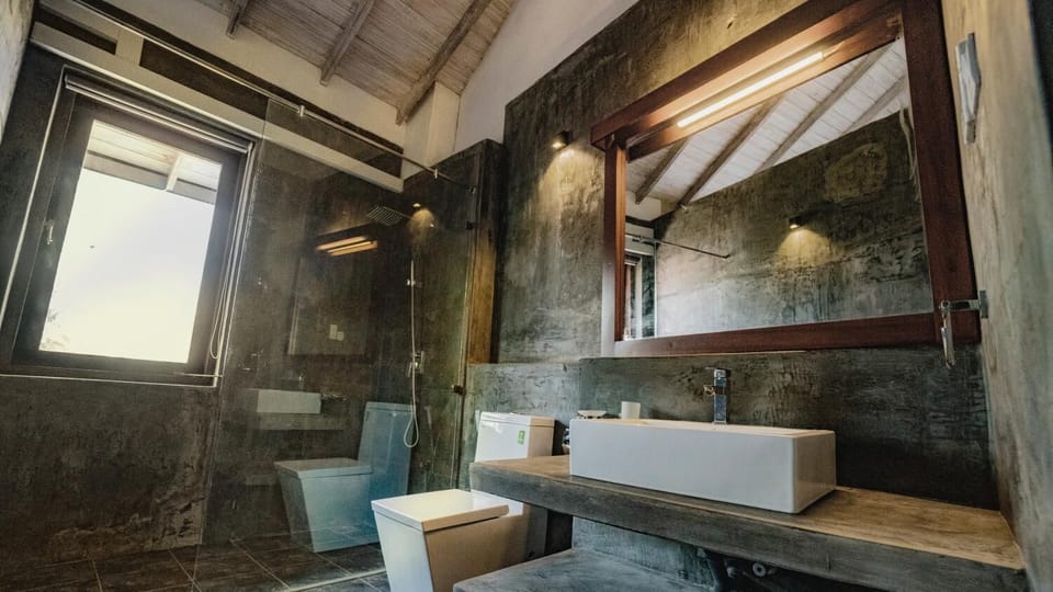 Shower, free toiletries, slippers, bidet