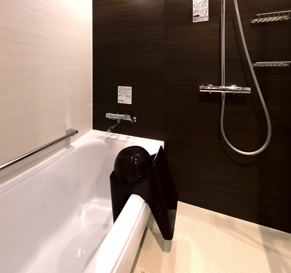 Separate tub and shower, deep soaking tub, free toiletries, hair dryer