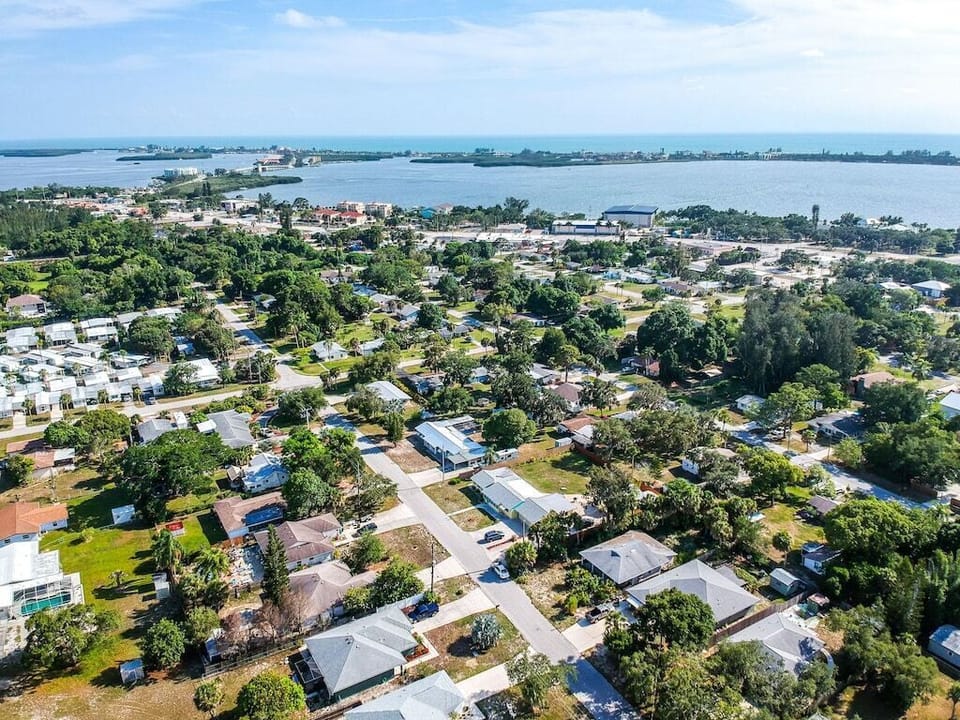 Just minutes from beautiful Lemon Bay!