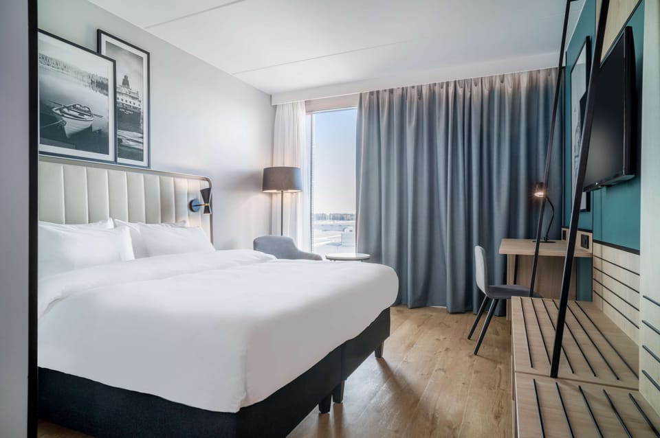 Superior Room (Runway View) | Hypo-allergenic bedding, in-room safe, desk, soundproofing