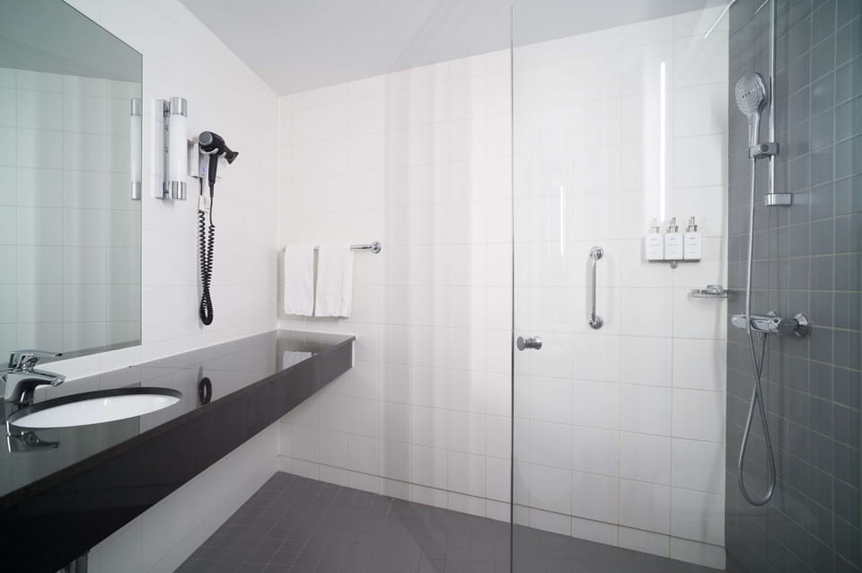Junior Suite | Bathroom | Shower, free toiletries, hair dryer, towels