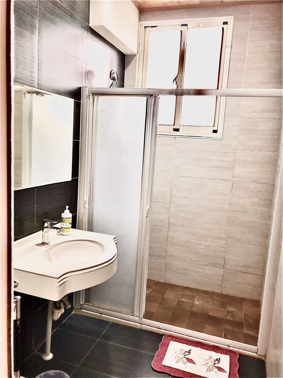Double Room (B05) | Bathroom | Shower, rainfall showerhead, hair dryer, towels