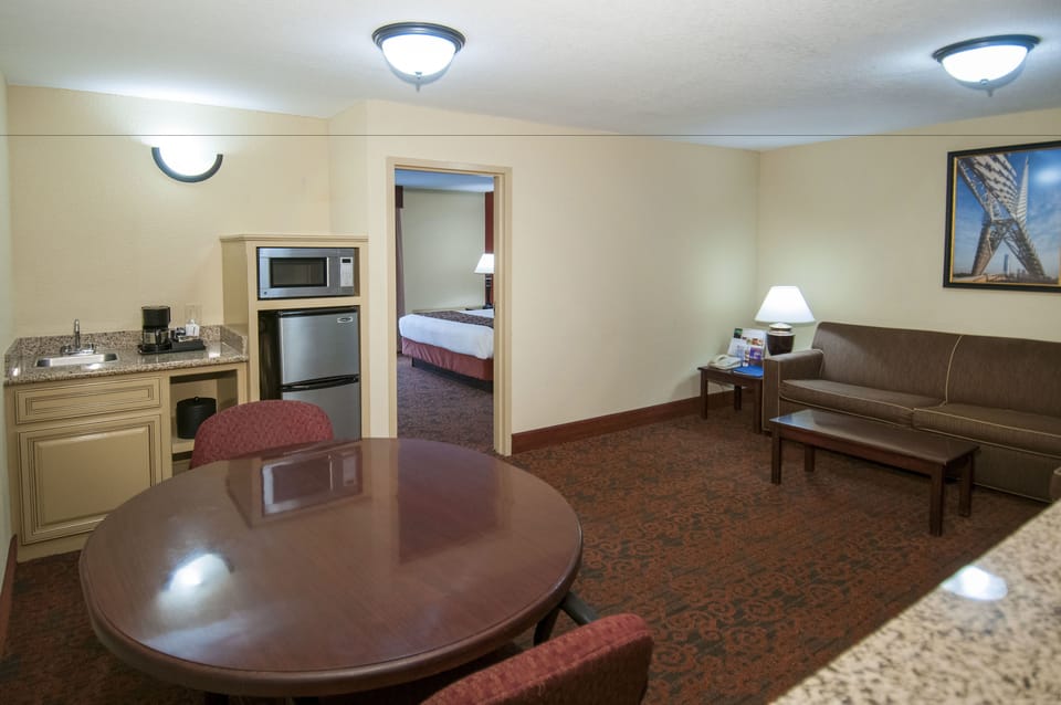 Executive Suite, 1 King Bed with Sofa bed | 1 bedroom, premium bedding, pillowtop beds, desk