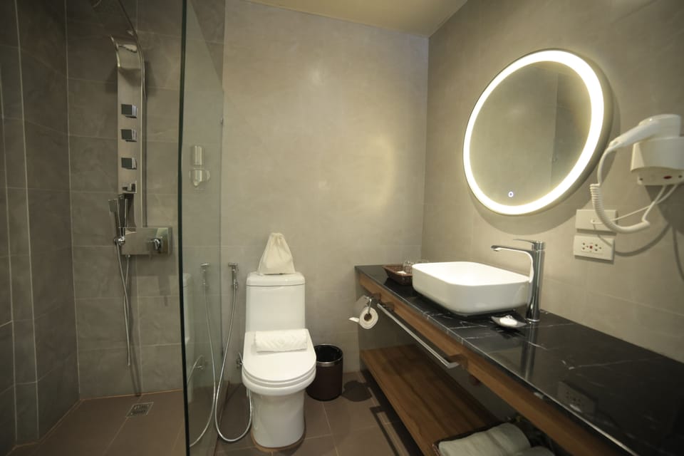Superior Room, 1 Queen Bed, Non Smoking (Shower Only) | Bathroom | Shower, rainfall showerhead, free toiletries, hair dryer