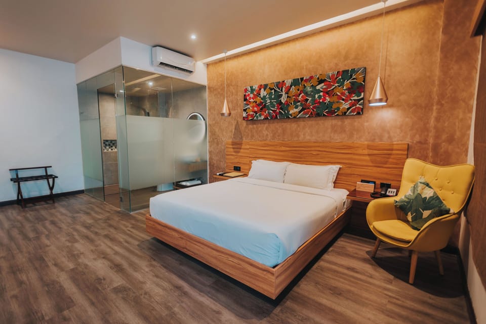 Superior Room, 1 Queen Bed, Non Smoking (Shower Only) | Minibar, in-room safe, desk, laptop workspace