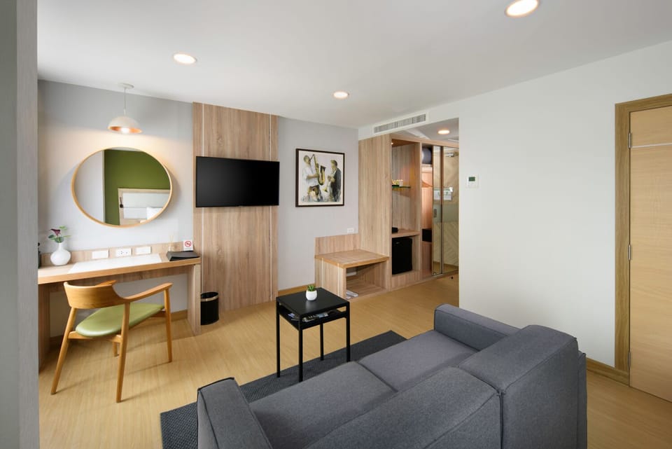 Deluxe Room, 1 King Bed, Garden View | Minibar, in-room safe, individually decorated, individually furnished