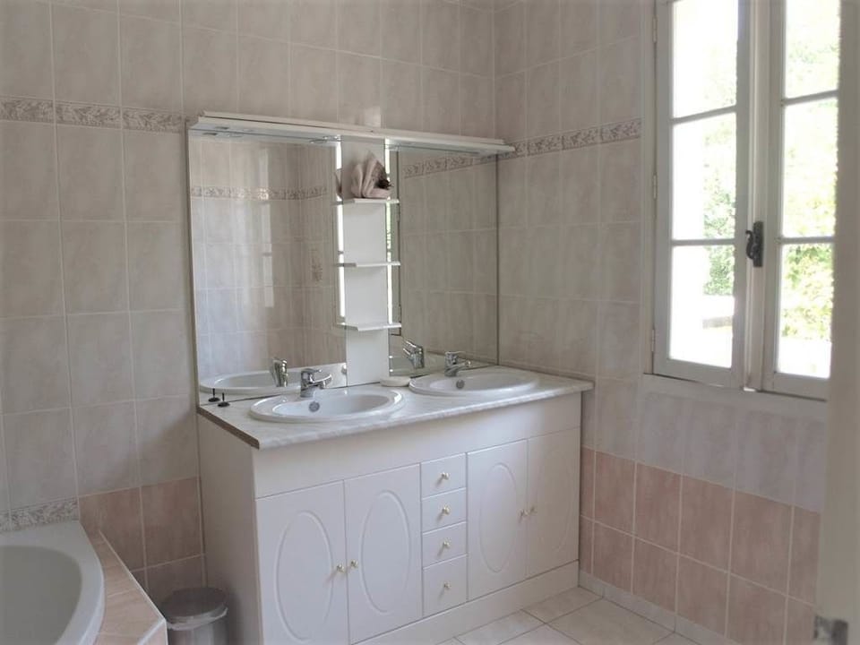 Bathroom sink