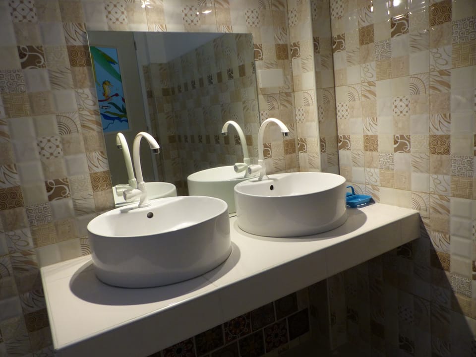 Family Room | Bathroom | Shower, hydromassage showerhead, free toiletries, slippers