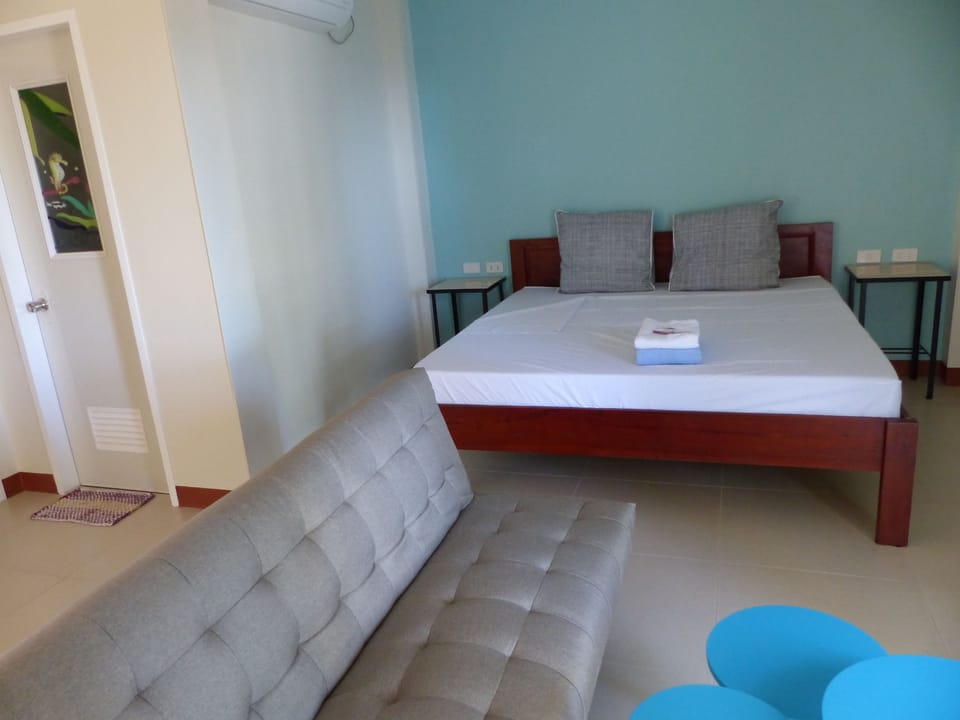 Family Room | In-room safe, desk, free WiFi, bed sheets
