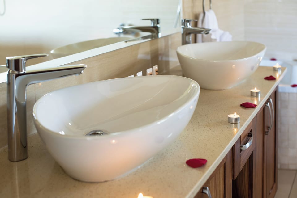 Deluxe Villa | Bathroom | Separate tub and shower, free toiletries, hair dryer, bathrobes