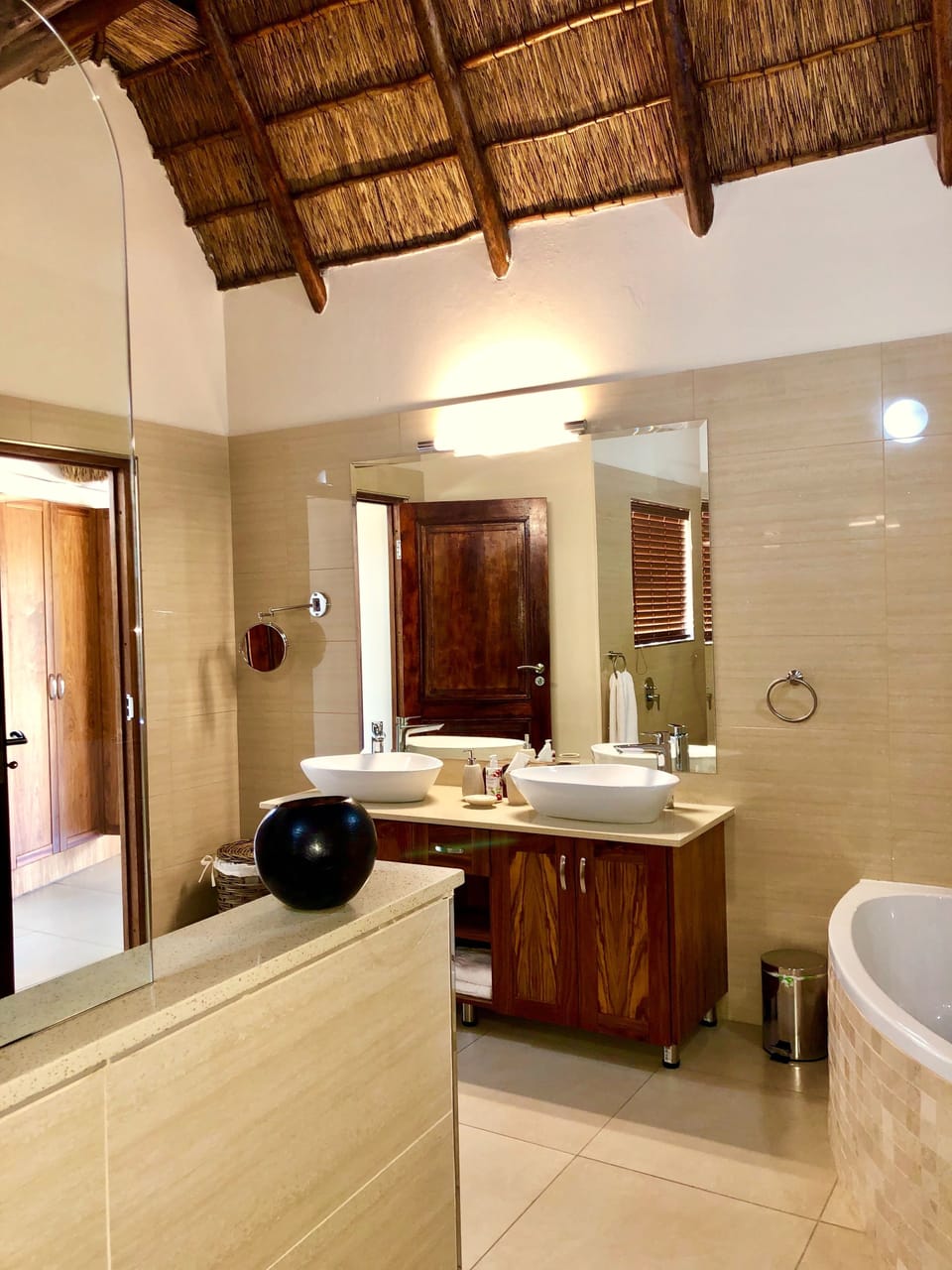 Deluxe Villa | Bathroom | Separate tub and shower, free toiletries, hair dryer, bathrobes