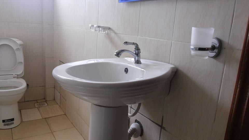 Executive Double Room | Bathroom | Shower, rainfall showerhead, slippers, towels