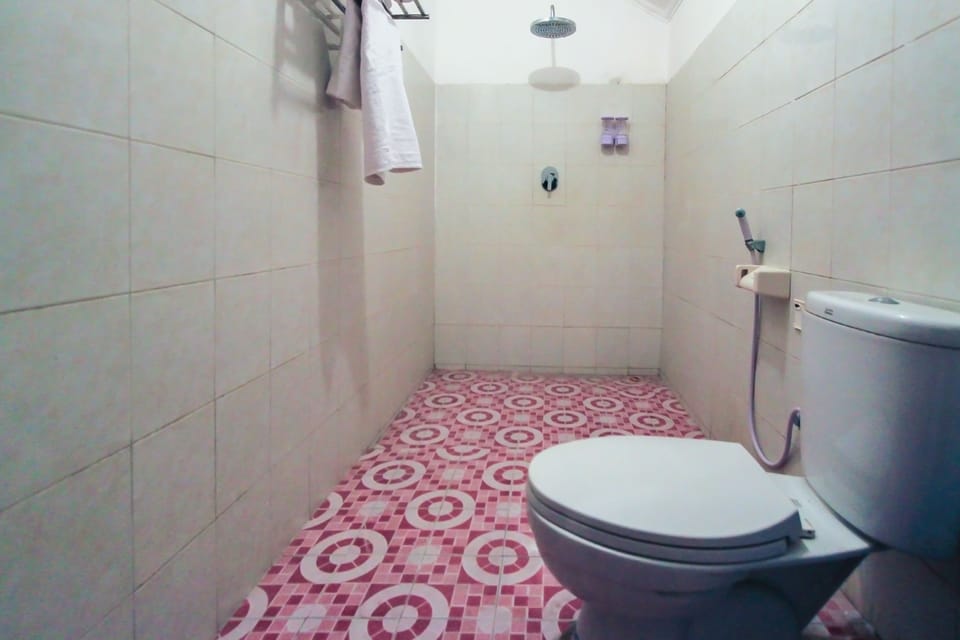 Standard Twin Room | Bathroom | Shower, rainfall showerhead, towels