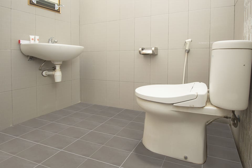 Family Suite | Bathroom | Shower, towels
