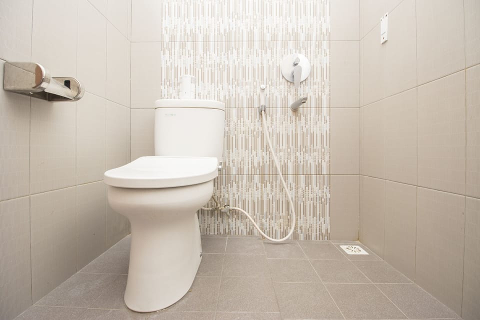 Deluxe Single Room | Bathroom | Shower, towels