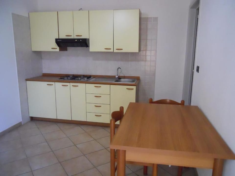 Full-size fridge, stovetop, cookware/dishes/utensils