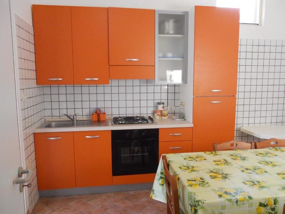 Full-size fridge, stovetop, cookware/dishes/utensils