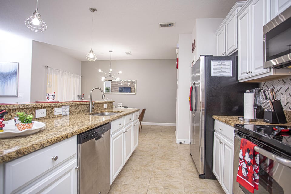Kitchen with breakfast bar