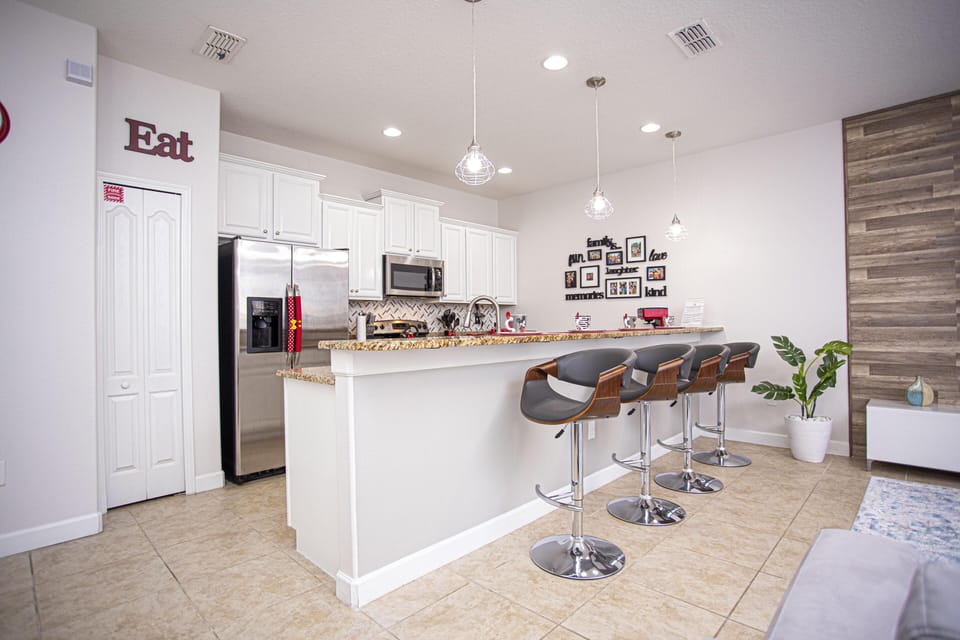 Kitchen with breakfast bar