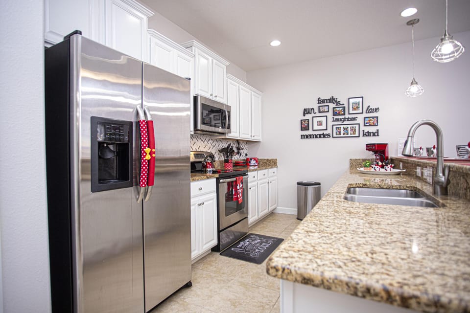 Kitchen with breakfast bar