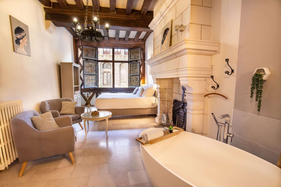 Deluxe Double Room, Ensuite (Les inséparables) | Individually decorated, individually furnished, free WiFi, bed sheets