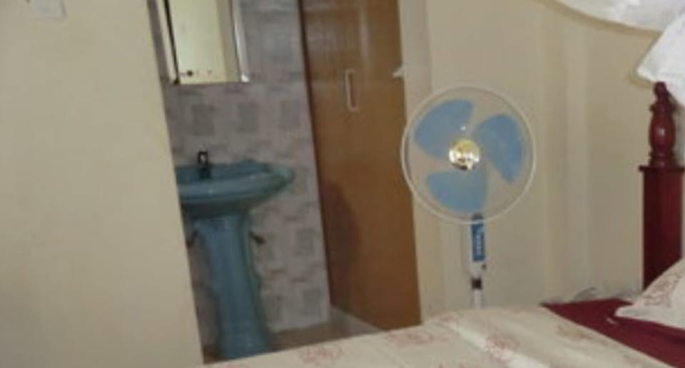 Double Room | Bathroom | Shower, rainfall showerhead, towels, soap
