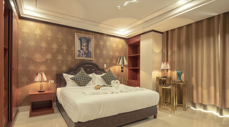 Deluxe Suite | In-room safe, laptop workspace, blackout drapes, WiFi (free)