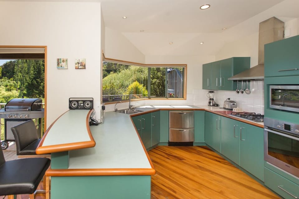 Fully-equipped Kitchen and BBQ deck