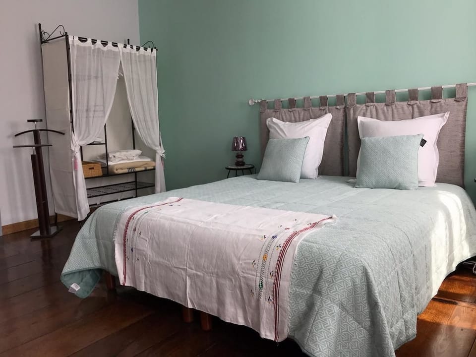 Double Room (Orient) with Fibre-optic | Premium bedding, iron/ironing board (on request), WiFi (free)