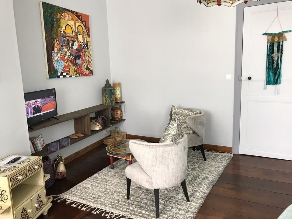 Double Room (Orient) with Fibre-optic | Living area | Flat-screen TV
