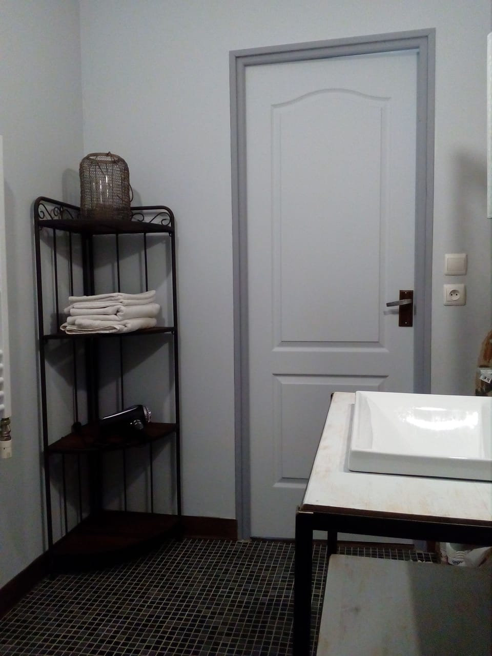 Double Room (Bordeaux) with Fibre-optic | Bathroom | Shower, free toiletries, hair dryer, towels