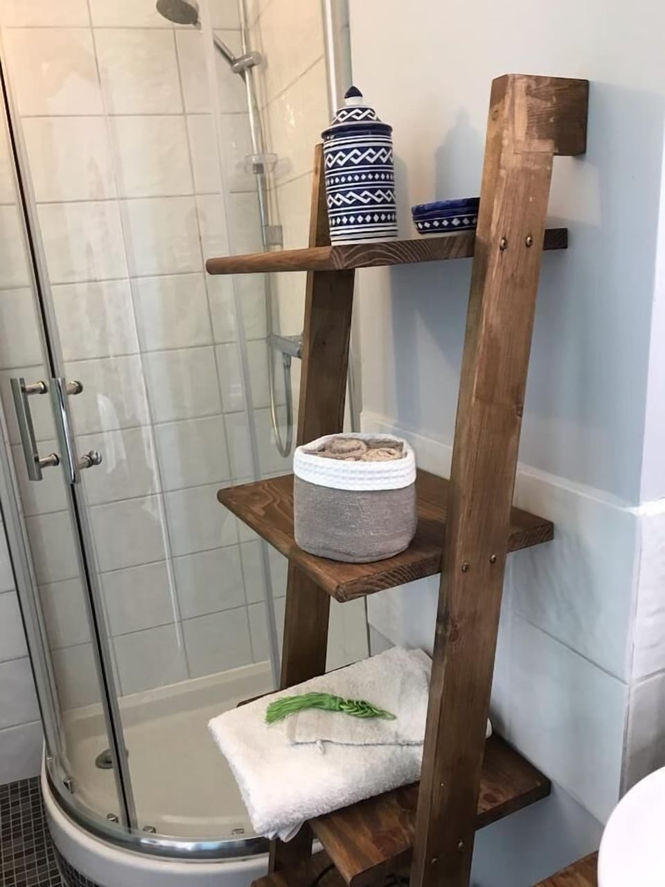 Double Room (Orient) with Fibre-optic | Bathroom | Shower, free toiletries, hair dryer, towels