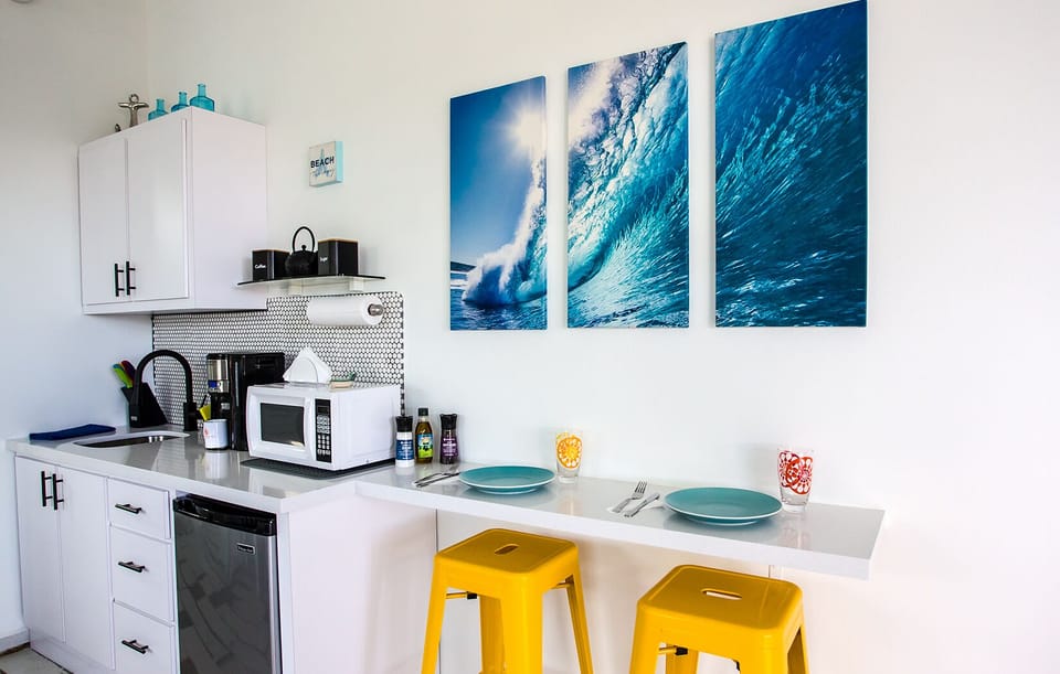 Kitchenette and dining area