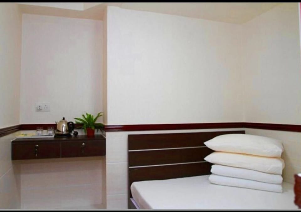 Egyptian cotton sheets, premium bedding, Select Comfort beds, desk