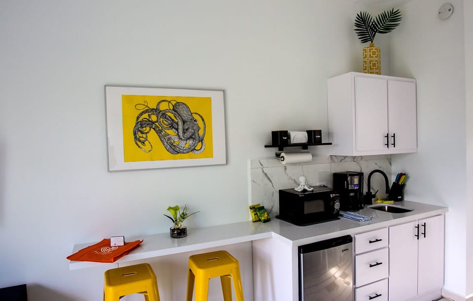 Kitchenette with dining area and 2 stools