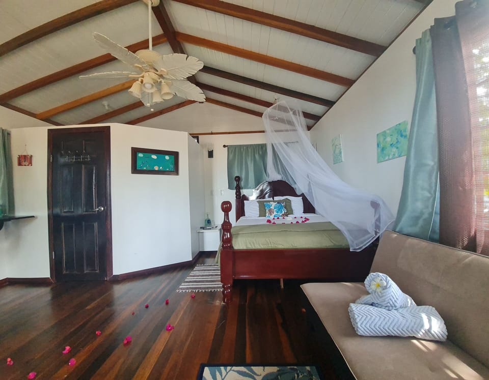 Panoramic Cabin | Desk, blackout drapes, soundproofing, WiFi (free)