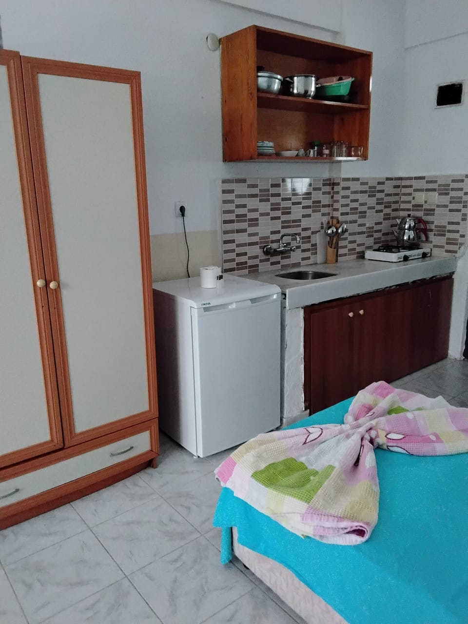 Fridge, stovetop, cookware/dishes/utensils, dining table