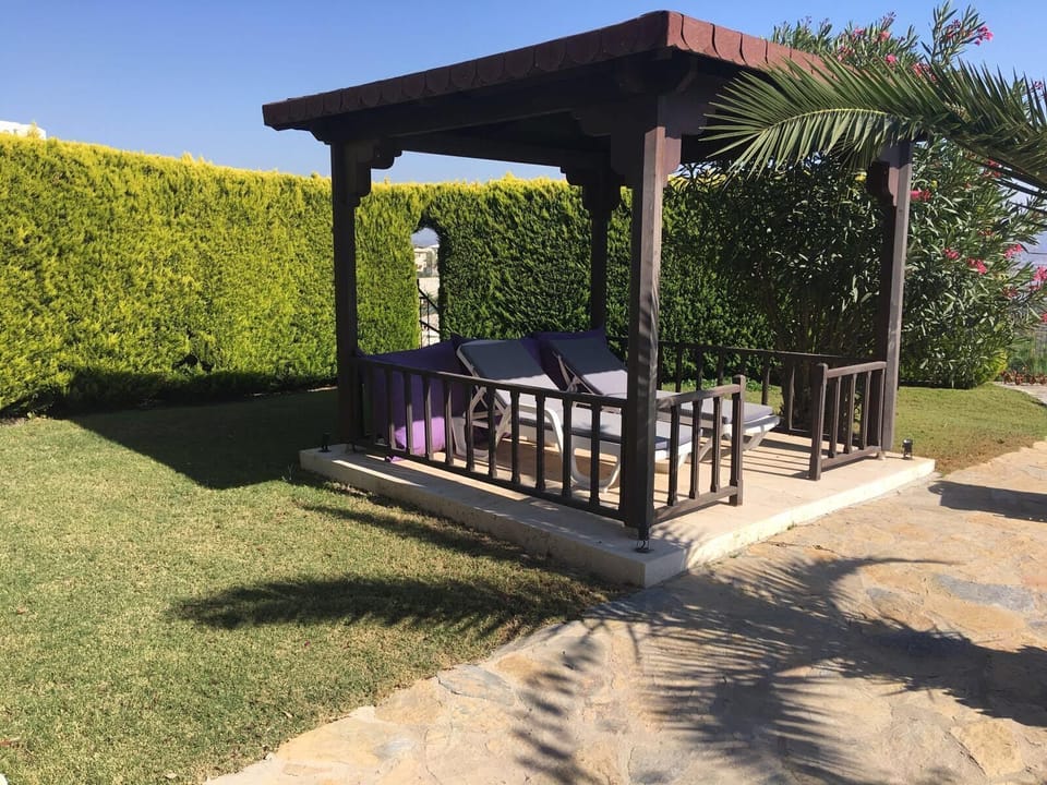Sunbathe in style by the pool