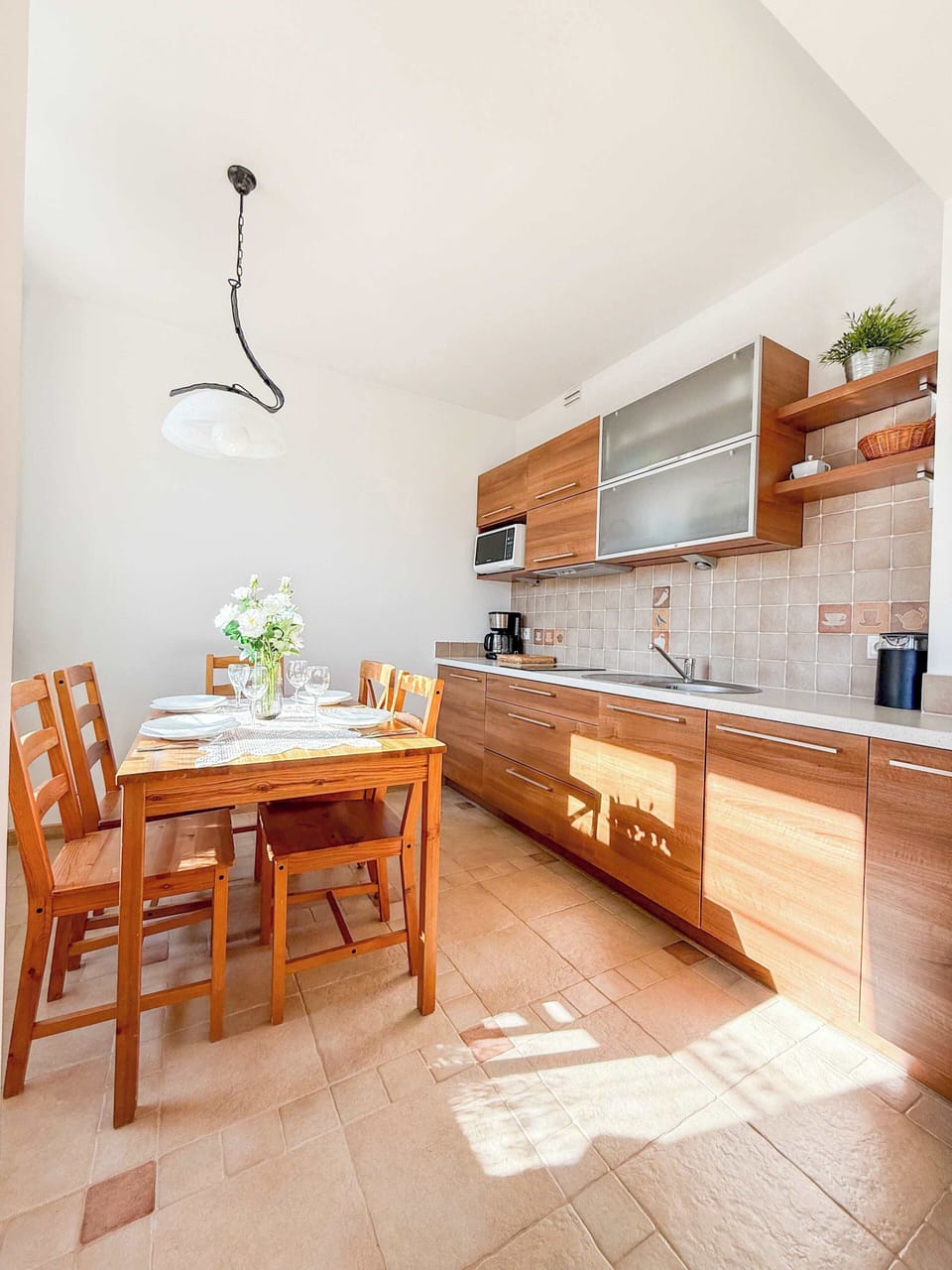 A functional kitchenette next to which there is a dining table where you can enjoy meals together.