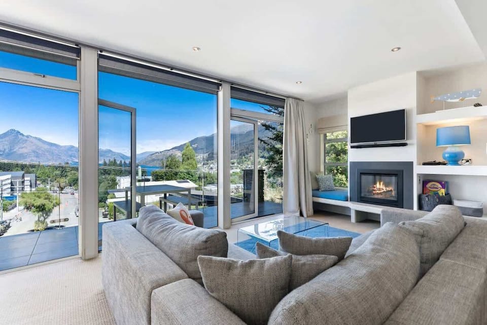 Entertainment lounge, with open flow dining area, kitchen and private spacious balcony. Fully double glazed.