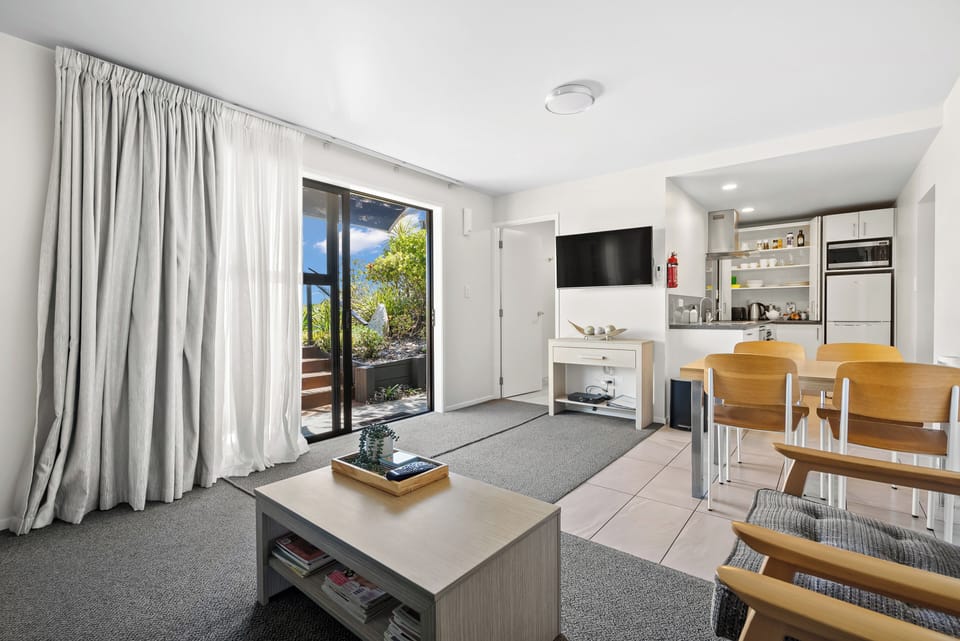 View to garden and Smart TV with SKY Sport and Netflix