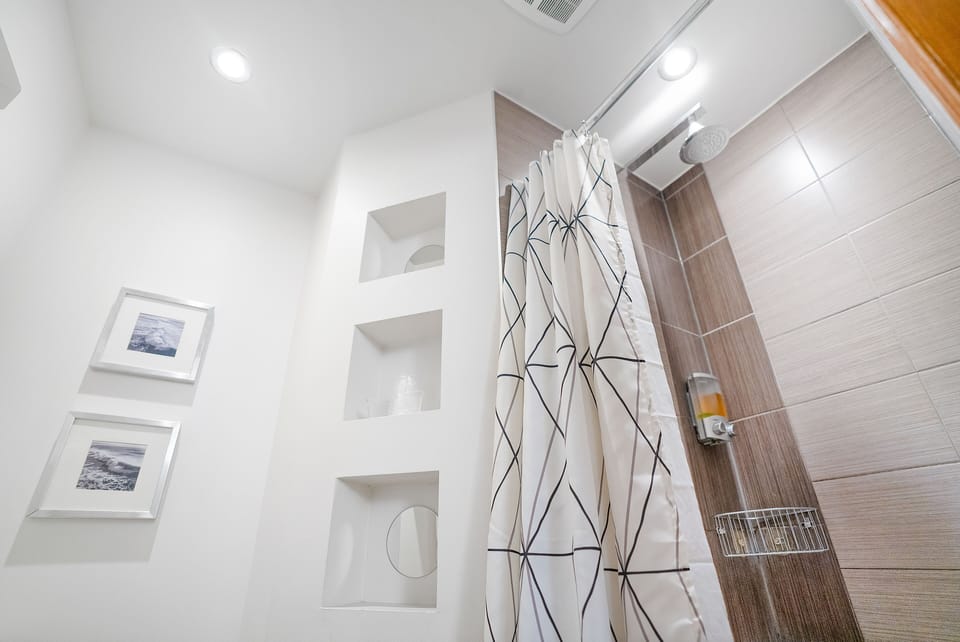 Senior Double Room | Bathroom | Free toiletries, hair dryer, towels, soap