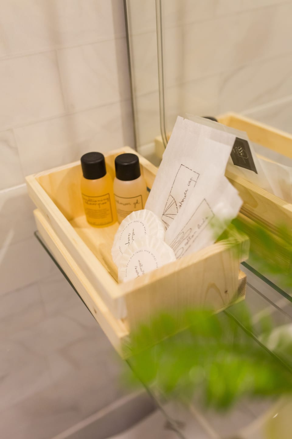 Shower, rainfall showerhead, free toiletries, hair dryer