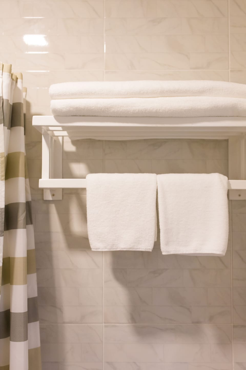Standard Twin Room | Bathroom | Shower, rainfall showerhead, free toiletries, hair dryer