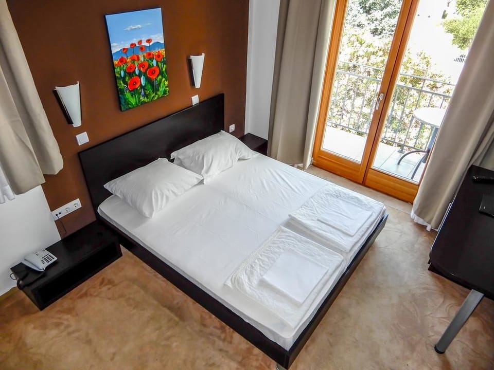 Standard Room | Desk, laptop workspace, soundproofing, free cribs/infant beds