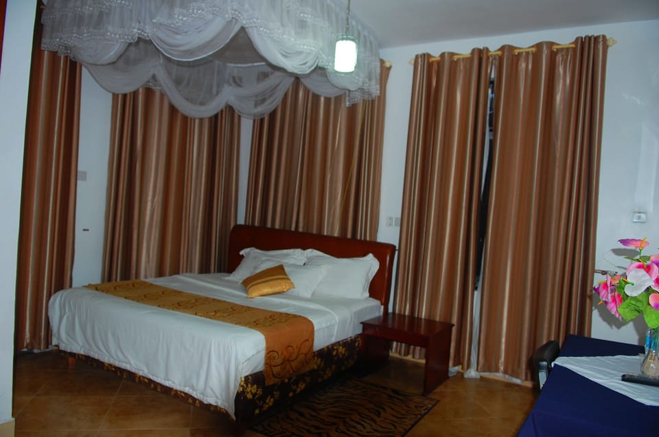 Deluxe Single Room | Desk, blackout drapes, cribs/infant beds, rollaway beds