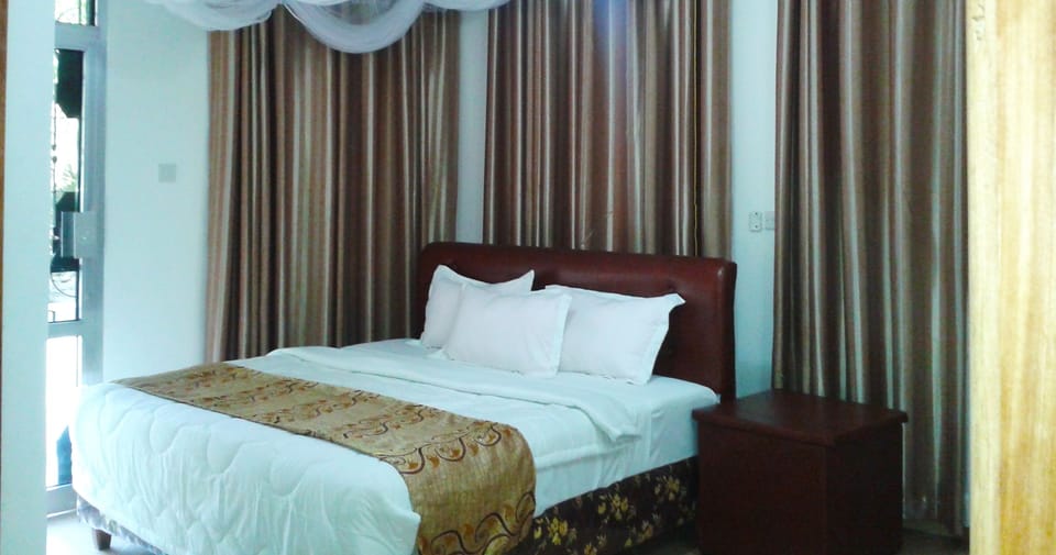 Deluxe Double Room | Desk, blackout drapes, cribs/infant beds, rollaway beds