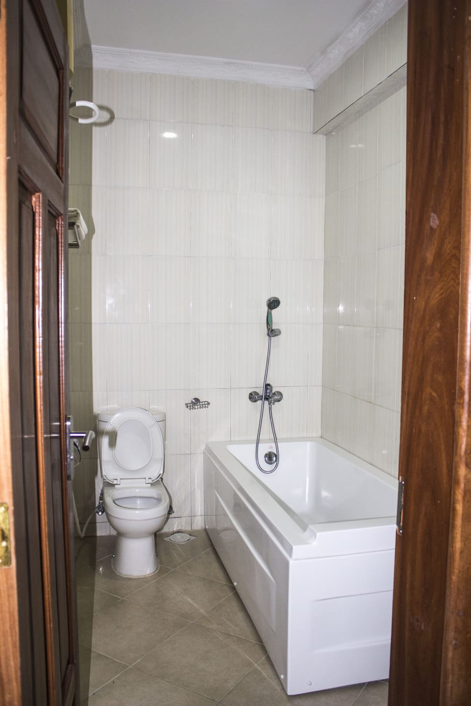 Deluxe Single Room | Bathroom | Combined shower/tub, hair dryer, slippers, towels