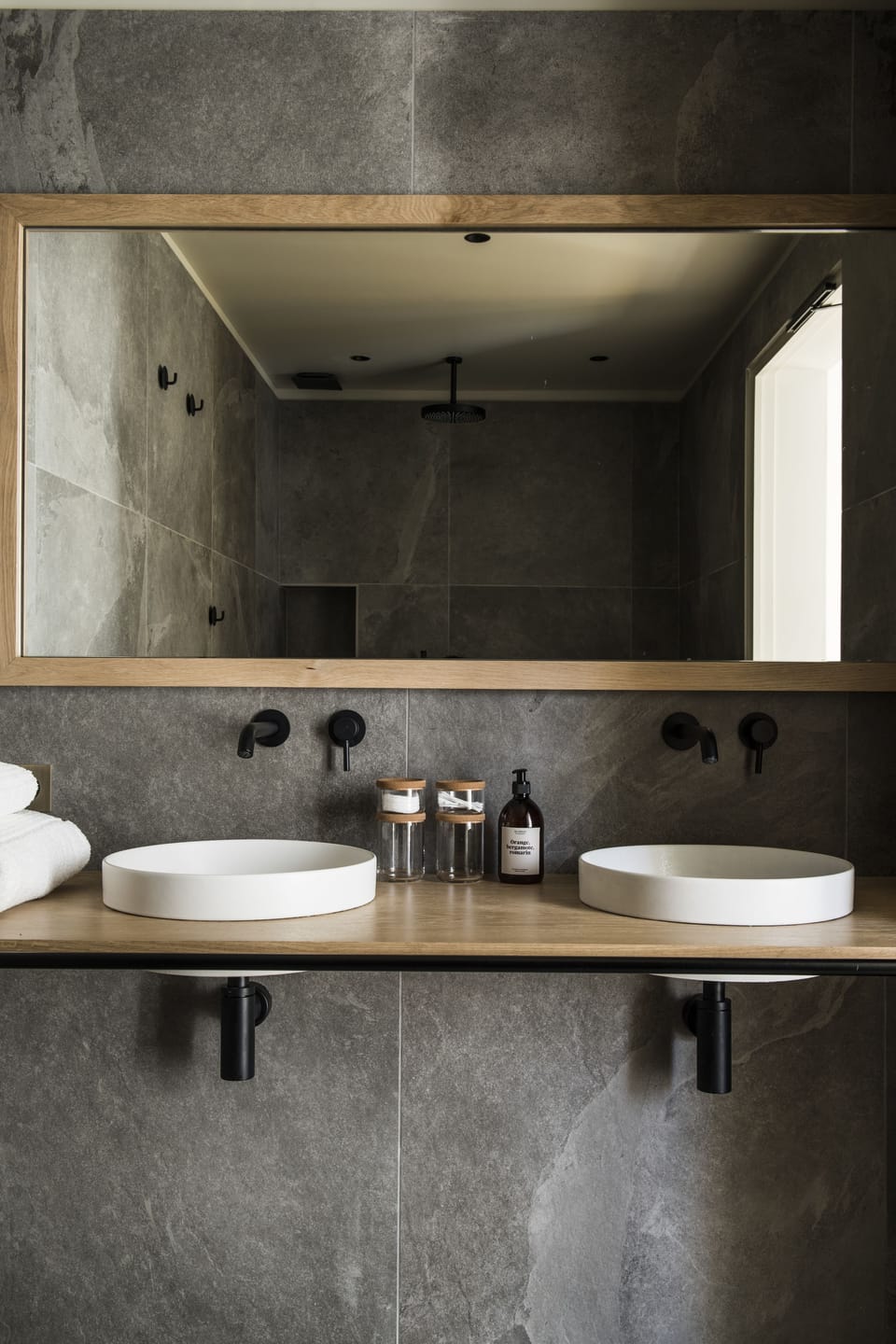 Deluxe Room | Bathroom sink